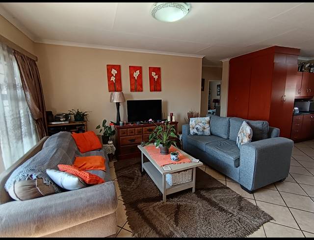 3 BEDROOM TOWNHOUSE FOR SALE IN NEW MARKET PARK